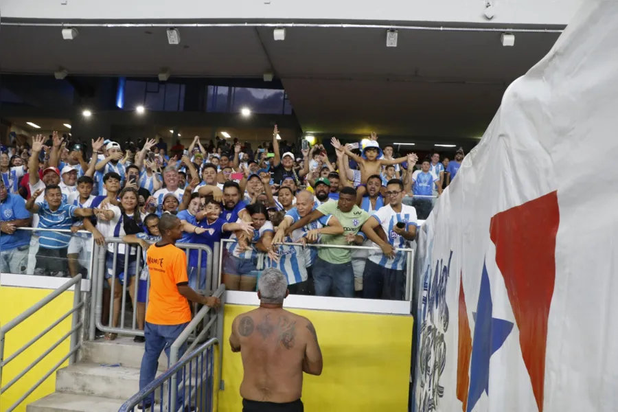 Com Hélio no meio da Fiel, veja fotos da vitória do Paysandu