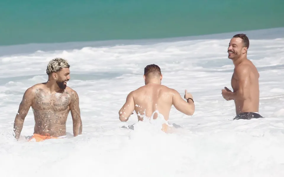 Gabigol é flagrado curtindo praia com ex-paquito da Xuxa