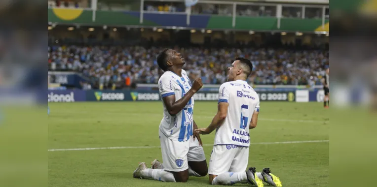 Jacy comemora o gol com Eltinho