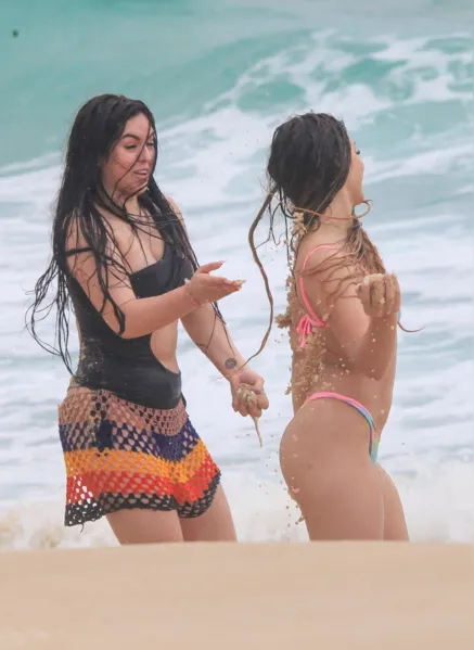 MC Melody renova o bronzeado com biquininho em praia