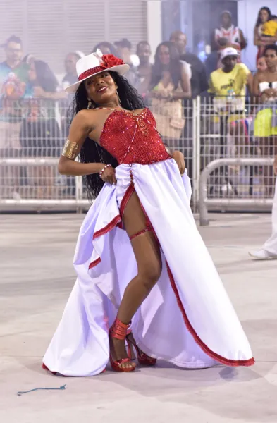 Thelminha se veste de Maria Navalha durante ensaio em SP