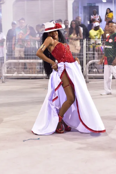 Thelminha se veste de Maria Navalha durante ensaio em SP