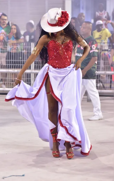 Thelminha se veste de Maria Navalha durante ensaio em SP