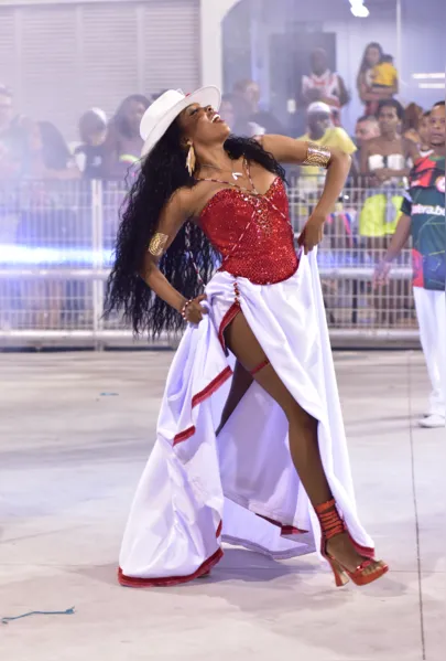 Thelminha se veste de Maria Navalha durante ensaio em SP