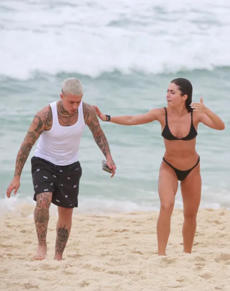 Fotos: Jade Picon e MC Daniel curtem praia juntos no Rio