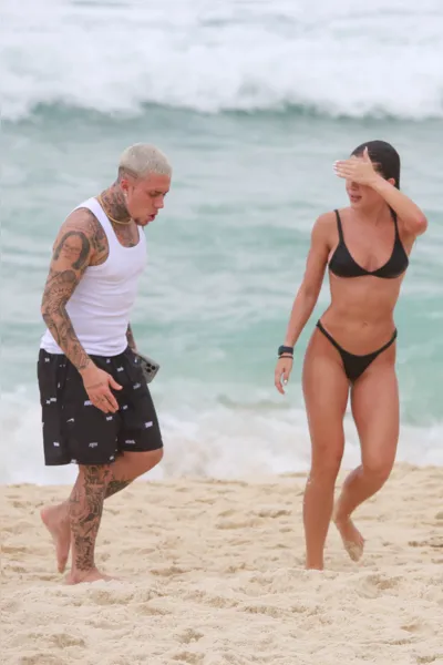 Fotos: Jade Picon e MC Daniel curtem praia juntos no Rio