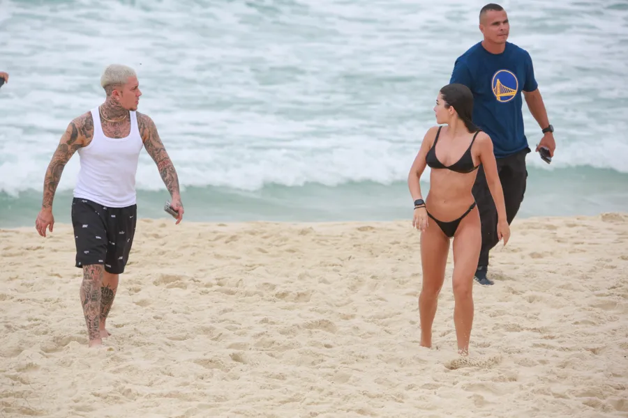 Fotos: Jade Picon e MC Daniel curtem praia juntos no Rio