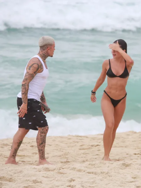 Fotos: Jade Picon e MC Daniel curtem praia juntos no Rio