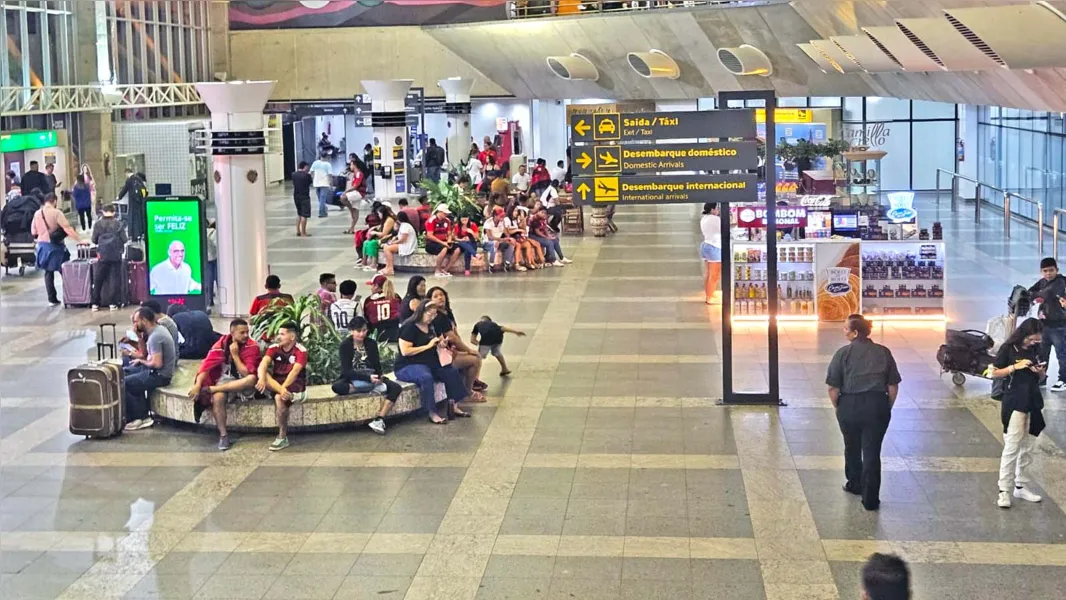 Vídeo: Torcedores aguardam Flamengo no aeroporto de Belém