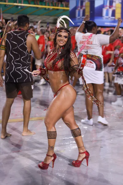 Toda molhada, Viviane Araújo samba no ensaio do Salgueiro