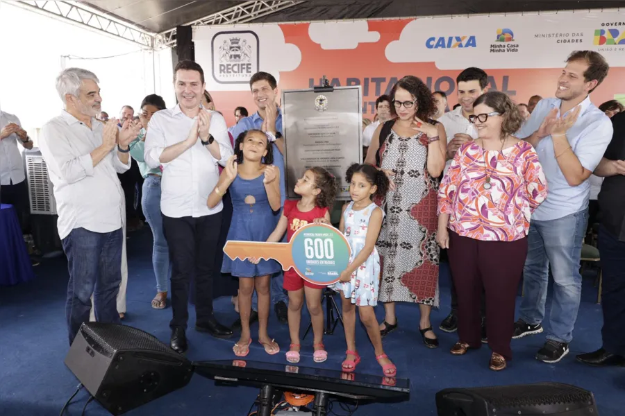 No Recife, Jader Filho entrega residências para 600 famílias
