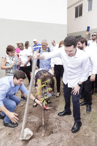 No Recife, Jader Filho entrega residências para 600 famílias