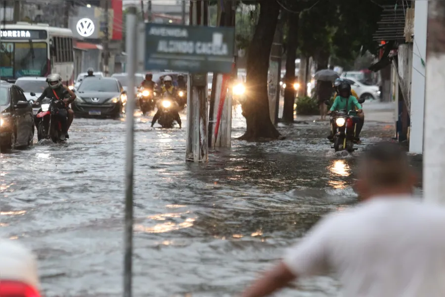 Alagou tua rua? Veja imagens após chuva desta sexta em Belém