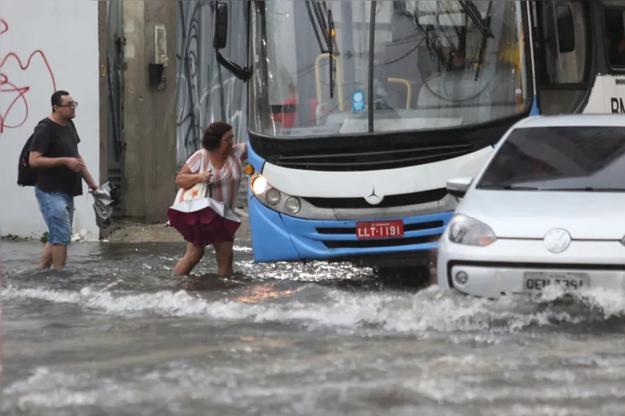 Alagou tua rua? Veja imagens após chuva desta sexta em Belém