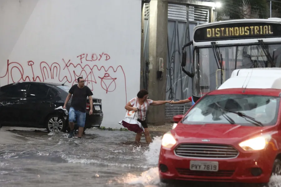 Alagou tua rua? Veja imagens após chuva desta sexta em Belém