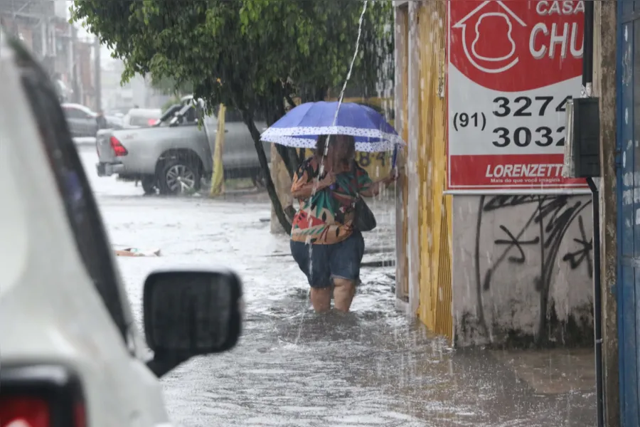 Alagou tua rua? Veja imagens após chuva desta sexta em Belém