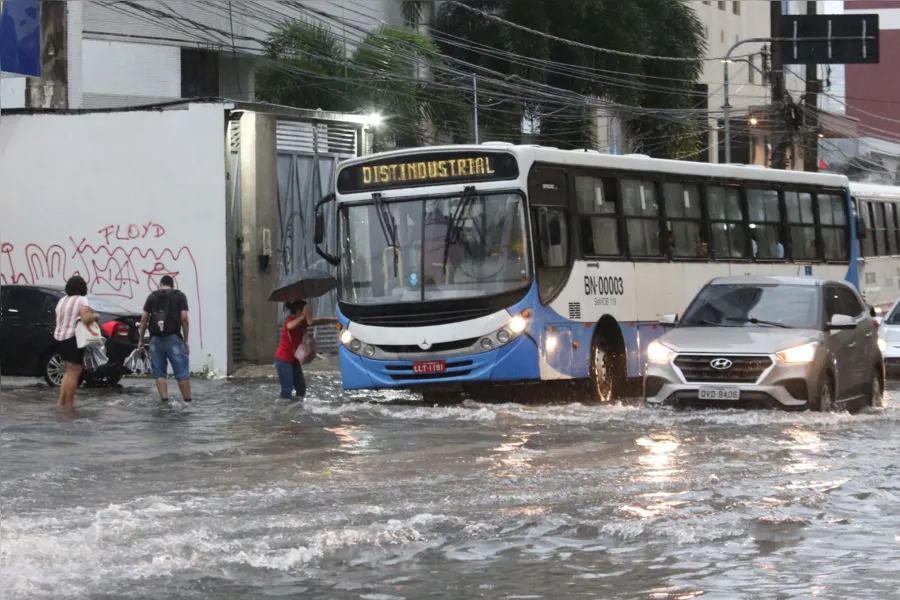 Alagou tua rua? Veja imagens após chuva desta sexta em Belém