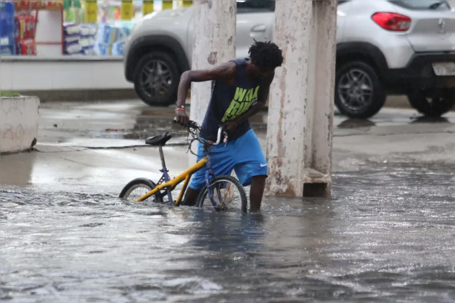 Alagou tua rua? Veja imagens após chuva desta sexta em Belém