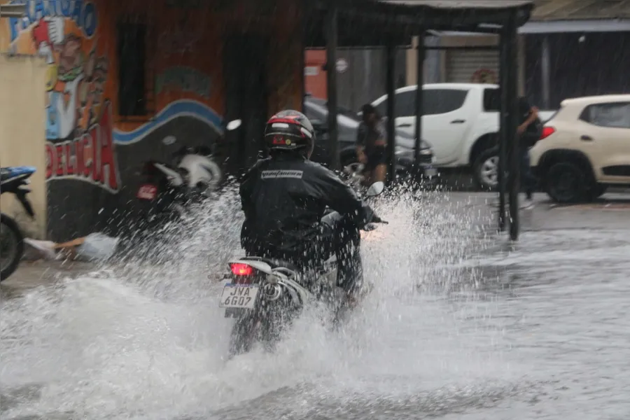 Alagou tua rua? Veja imagens após chuva desta sexta em Belém