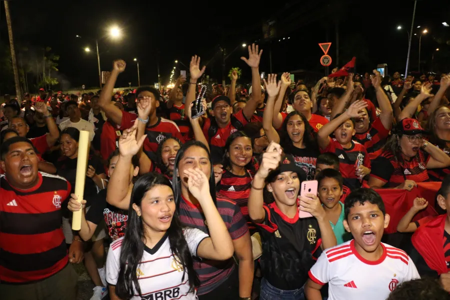 Vídeo: Torcedores aguardam Flamengo no aeroporto de Belém