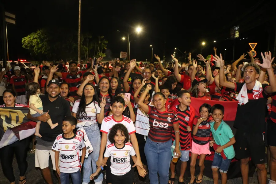 Vídeo: Torcedores aguardam Flamengo no aeroporto de Belém