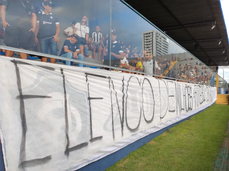 Torcida do Remo espalha faixas de protesto pelo Baenão