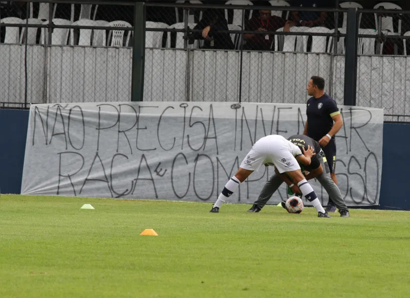 Torcida do Remo espalha faixas de protesto pelo Baenão