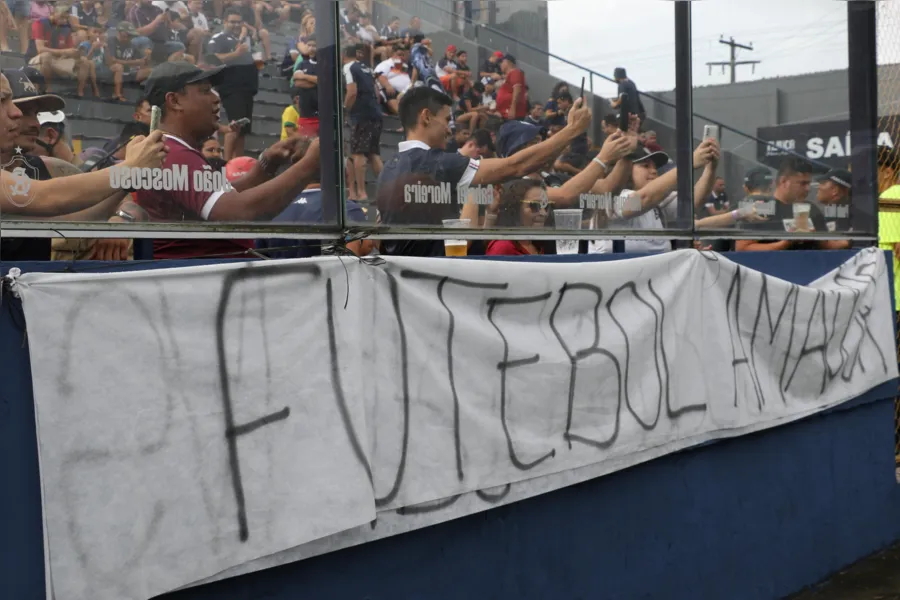 Torcida do Remo espalha faixas de protesto pelo Baenão