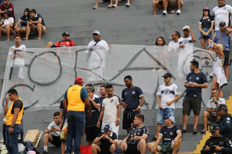 Torcida do Remo espalha faixas de protesto pelo Baenão