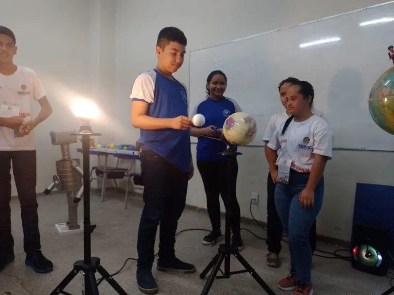 Projeto de escola pública faz eclipse solar em laboratório