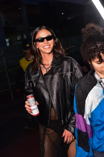 Lolla: Marquezine aposta em look transparente e sem sutiã