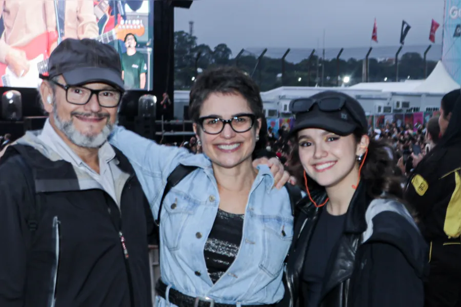 Lolla: Marquezine aposta em look transparente e sem sutiã