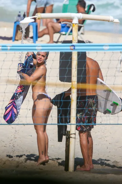 De biquíni branco, Mel Maia  esbanja beleza na praia