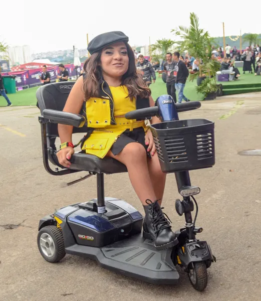 Lolla: Marquezine aposta em look transparente e sem sutiã