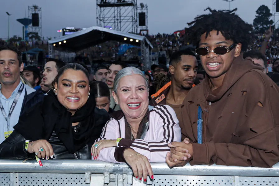 Lolla: Marquezine aposta em look transparente e sem sutiã