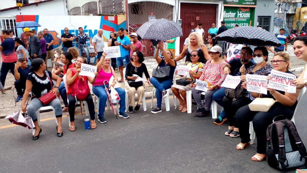 Servidores da Prefeitura de Belém fecham a Almirante Barroso