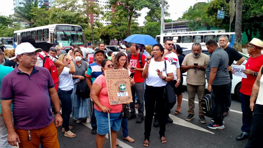 Servidores da Prefeitura de Belém fecham a Almirante Barroso