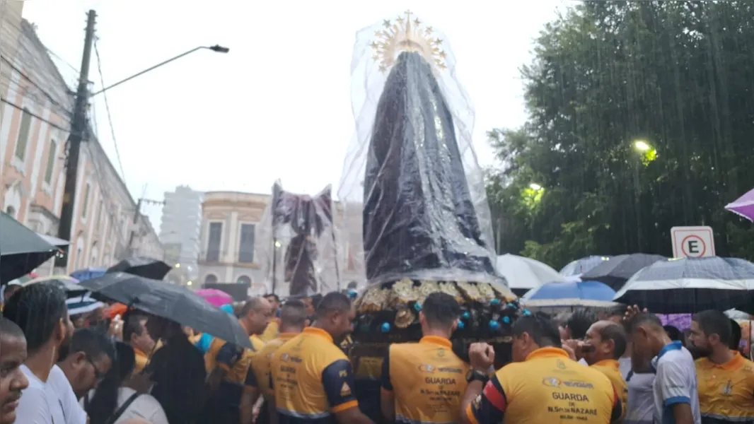 Chuva e fé: as imagens da Procissão do Encontro em Belém