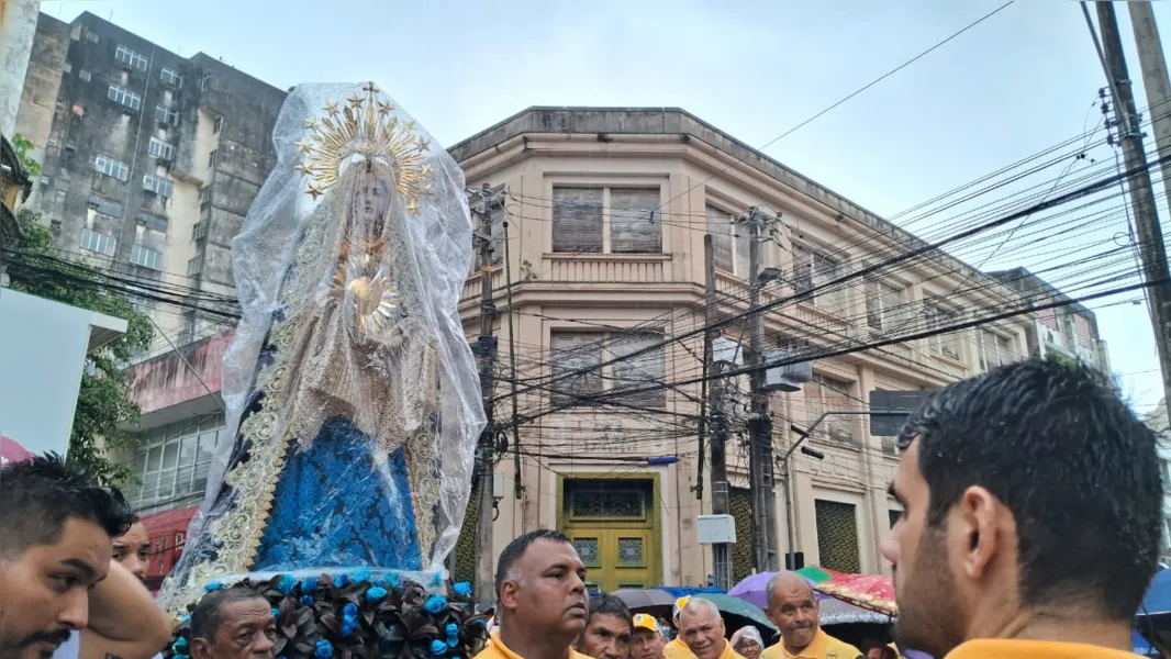 Chuva e fé: as imagens da Procissão do Encontro em Belém