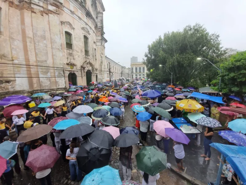 Chuva e fé: as imagens da Procissão do Encontro em Belém