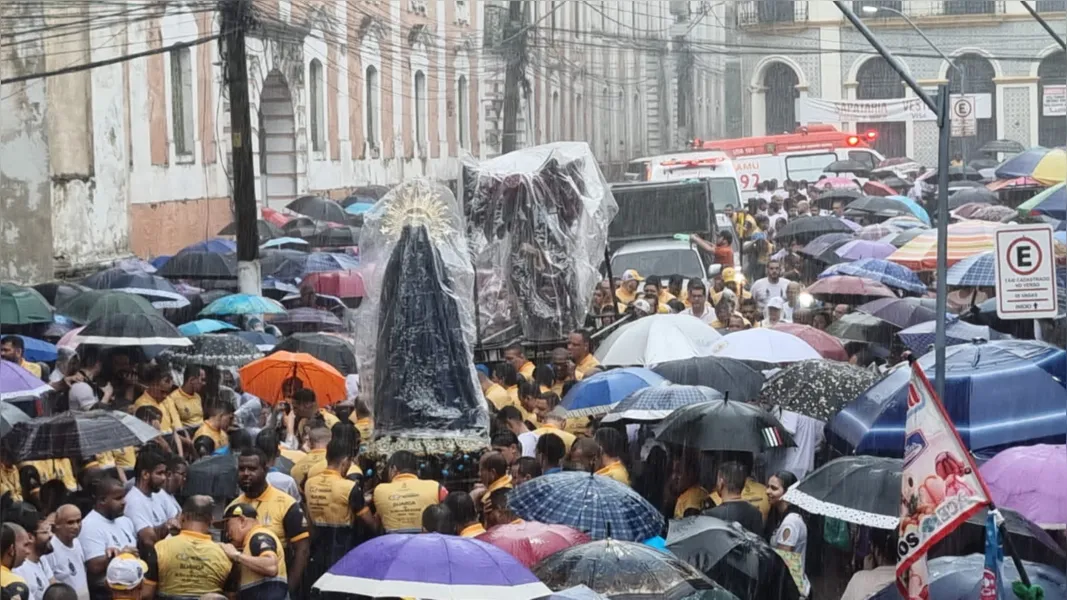 Chuva e fé: as imagens da Procissão do Encontro em Belém