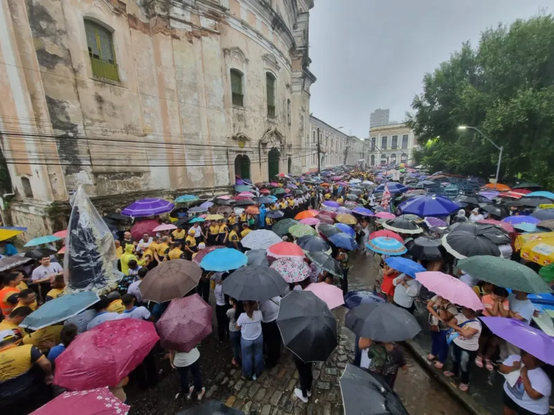 Chuva e fé: as imagens da Procissão do Encontro em Belém