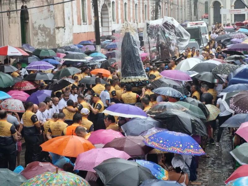 Chuva e fé: as imagens da Procissão do Encontro em Belém
