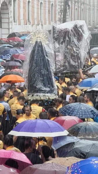 Chuva e fé: as imagens da Procissão do Encontro em Belém