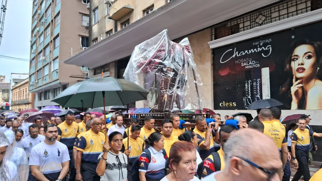 Chuva e fé: as imagens da Procissão do Encontro em Belém