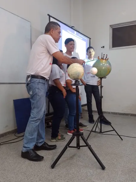 Projeto de escola pública faz eclipse solar em laboratório