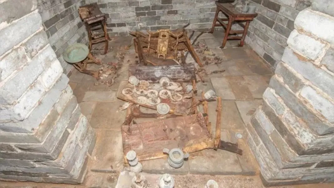 Tumba de pelo menos 400 anos é encontrada intacta na China