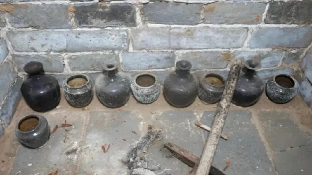 Tumba de pelo menos 400 anos é encontrada intacta na China