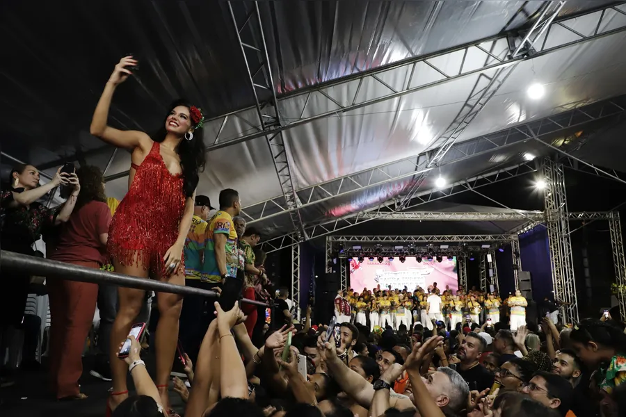 Paolla e Alane esbanjam beleza na escolha de samba em Belém