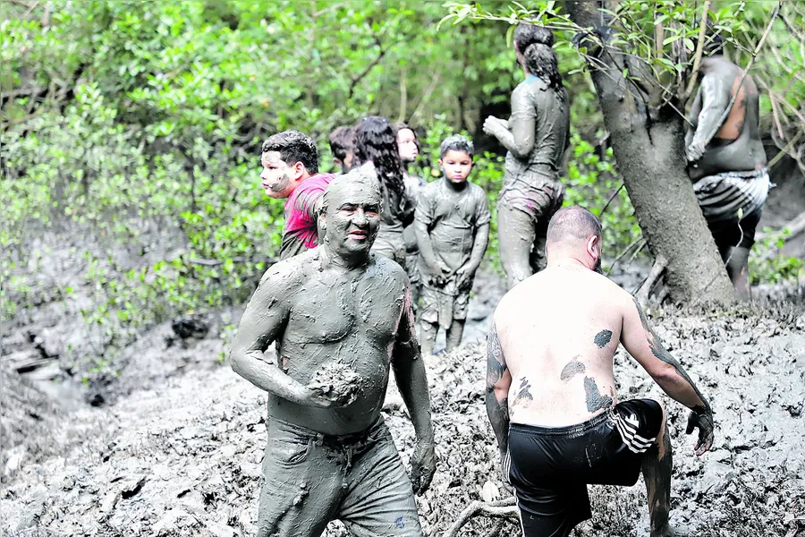 VEJA FOTOS: Bloco Pretinhos do Mangue agita foliões em Curuçá